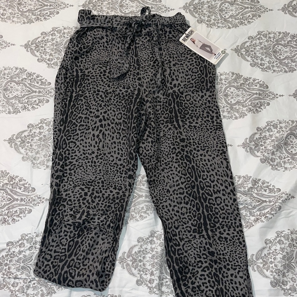 Leopard print linen style high waisted pants.